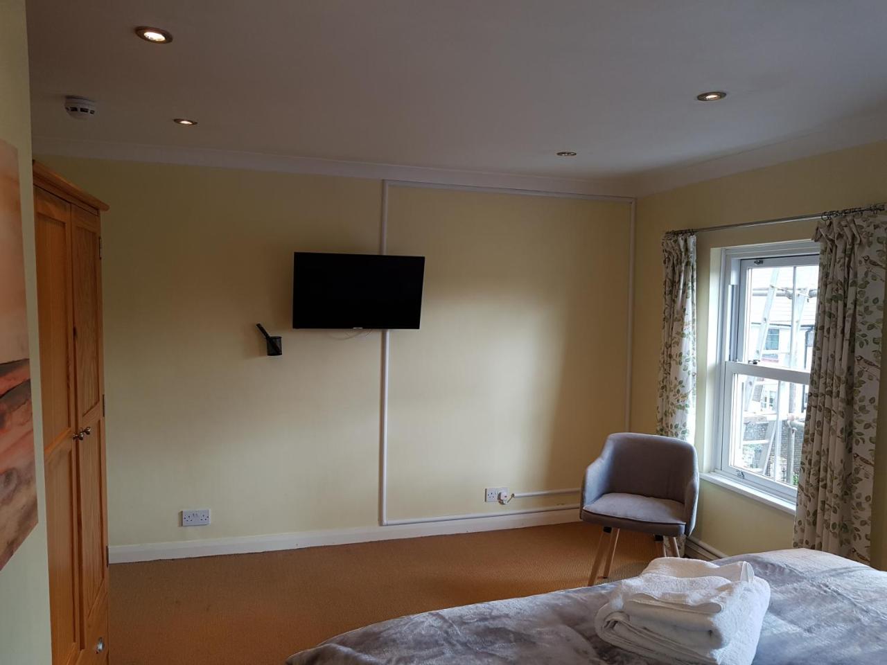 Ferienwohnung Slough Centre Townhouse With Driveway Parking For Up To Two Cars Exterior foto