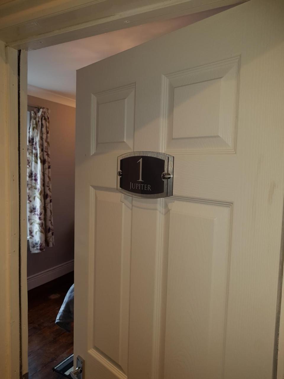 Ferienwohnung Slough Centre Townhouse With Driveway Parking For Up To Two Cars Exterior foto